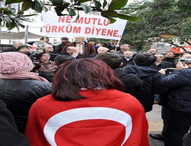 Yüzlerce Balıkesirli 'ne Mutlu Türk'üm Diyene'Sloganları İle Büyükşehir Belediyesi Binasına Yürüdü