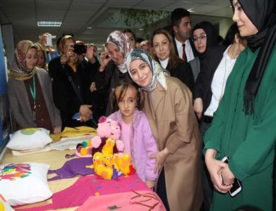 Sare Davutoğlu ‘çocuklar Sokakta Solmasın’ Sergisinin Açılışını Yaptı