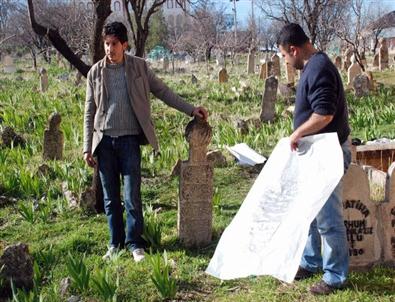 Tillo’daki Osmanlıca Mezar Taşları Keşfedilmeyi Bekliyor