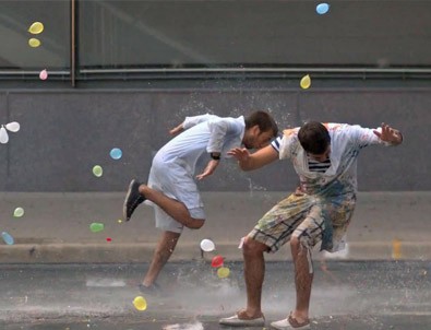 1500 kişi su balonlarıyla saldırdı
