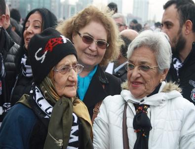 82 Yaşındaki Zehra Nine’den 'Çarşı”ya Destek