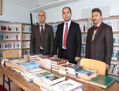 Beyşehir Belediyesi’nden Okul Kütüphanesine Kitap Desteği