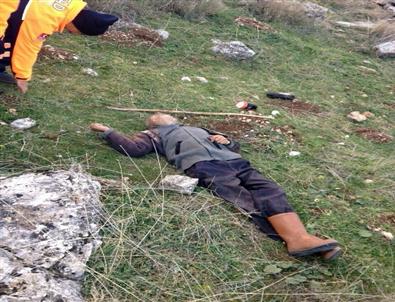 Kaybolan Çoban Dağda Donarak Öldü