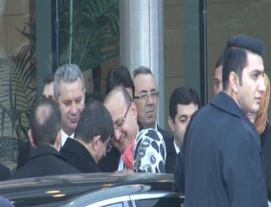 Başbakan Davutoğlu, Havalimanında Yalçın Akdoğan’ın Bebeğini Sevdi