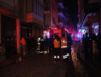 İzmir’de 4 Katlı Binanın, Alt Katında Çıkan Yangında 1 Kişi Öldü