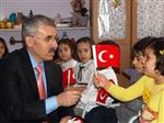 KUZEY YILDIZI - Altınok, Miniklere Türk Bayrağı Dağıttı