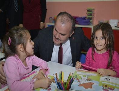 Başkan Gürlesin, Minik Öğrencileri Ziyaret Etti