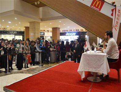 Hikmet Anıl Öztekin, Kahramanmaraş ve Şanlıurfa’da Kitaplarını İmzaladı