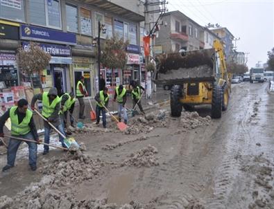 Özalp’ta Kar Temizleme Çalışmaları