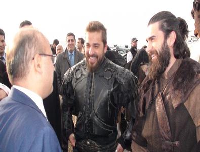 Başbakan Yardımcısı Akdoğan, ‘diriliş Ertuğrul’un Setini Ziyaret Etti
