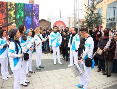 Gökyüzünden Atılan Hediyeler İzdihama Neden Oldu