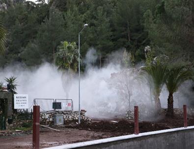 Otel Arazisindeki Dev Kayalar Dinamitle Patlatıldı