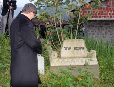 Başbakan Davutoğlu, Cumhurbaşkanı Erdoğan’ın aynı ismi taşıyan dedesinin mezarını ziyaret etti