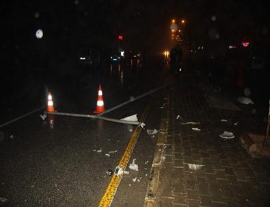 Ticari Araç Kayganlaşan Yolda Elektrik Direğine Çarptı Açıklaması