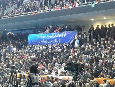 3 afişli mesaj AK Parti kongresine damga vurdu