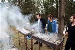 ERDOĞAN TOK - Başkan Tok, Gençlere Balık Pişirmeyi Öğretti