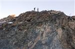 Hakkari’de Bir Genç Kayalıklardan Atladı
