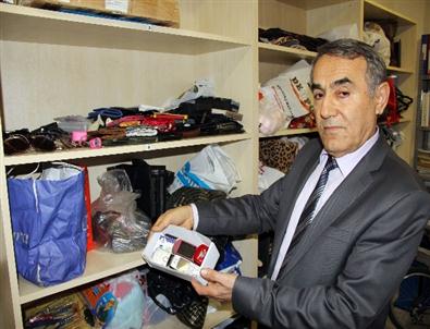 Tramvaylarda Unutulan Eşyalar 'Yok Artık' Dedirtiyor