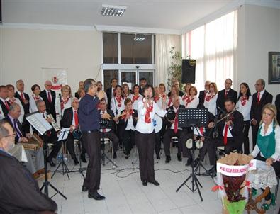 Yaşlılara Türkü Ziyafeti