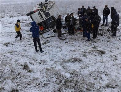 Belediye Başkanı Yaralanan Öğrencileri Makam Aracı İle Hastaneye Gönderdi