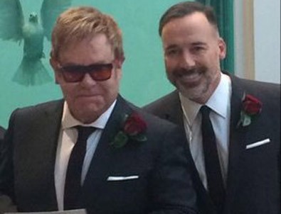 Elton John dünya evine girdi