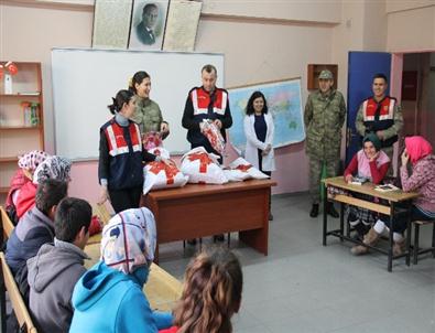 Jandarma Öğrencilere Yeni Yıl Hediyesi Dağıttı