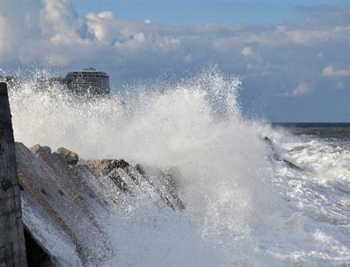 Karadeniz Coştu, Dev Dalgalar Liman Duvarını Aştı