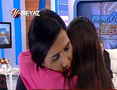 18 yıldır görmediği annesi bulununca Ebru Gediz'e sarılıp ağladı