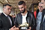 Arda Turan, Avrupa'da Yılın Futbolcusu Ödülünü Aldı