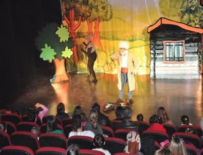 Kuşadası’nda Çocuk Tiyatrosu