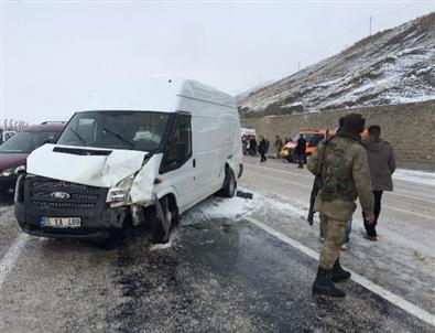 Minibüs İçinde Sıkışan Şahıs Uzun Uğraşlar Sonucu Kurtarıldı