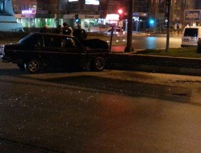 Direksiyon Hakimiyetini Kaybeden Sürücü Orta Refüje Çarptı