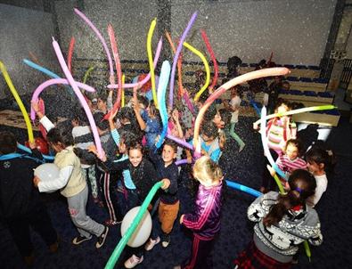 Foça’da Çocuklara Eğlenceli Yılbaşı Kutlamaları