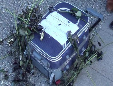 İdris Bal'dan valizli eylem