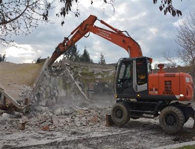 Efeler’de Metruk Bina Yıkıldı
