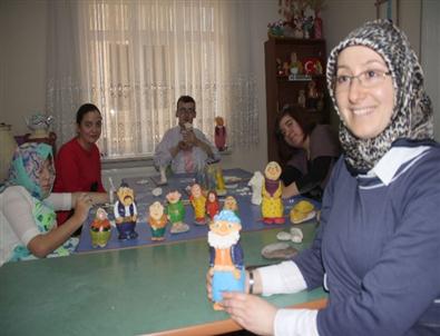 Çakıl Taşları Zihinsel Engelli Çocukların Elinde Adeta Birer Sanat Eserine Dönüştürüyor