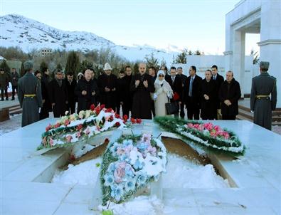 Kurtulmuş, Yazar Cengiz Aytmatov'un Kabrini Ziyaret Etti