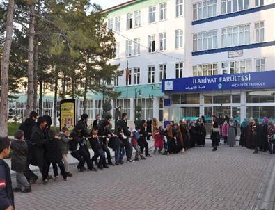 Neü’lü Gençler Çocuk Esirgeme Kurumundaki Çocuklarla Eğlendi