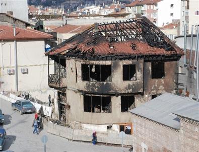 Yıkılmak Üzere Olan Evler Tehlike Saçıyor