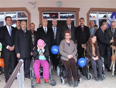 Engellilere Tekerlekli Sandalye Hediyesi