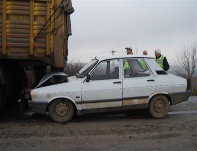 Otomobil Kamyonun Altına Girdi Açıklaması