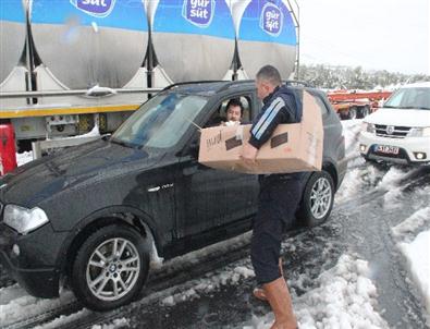 Akhisar Belediyesinden Yolda Kalanlara Kumanya