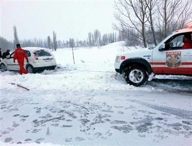 Akut’tan Karda Mahsur Kalanlara Yardım