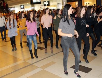Alışveriş Merkezinin Ortasında Salsa Yaptılar