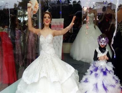 Canlı Manken Vitrine Çıktı