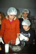 Down Sendromlu Çocuklar Pasta Yapmayı Öğreniyor