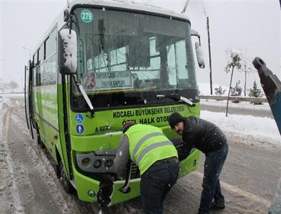 Halk Otobüsü Aydınlatma Direğine Çarptı