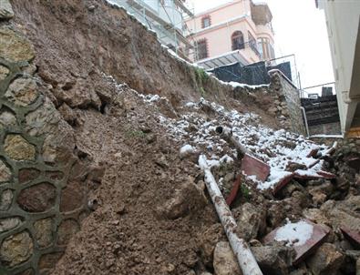 İstinat Duvarı Apartmanın Üzerine Çöktü