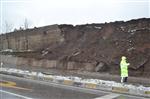 İstinat Duvarı Çökünce Yol Ulaşıma Kapandı