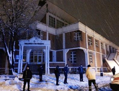 Yüksekokulun Çatı Çöktü